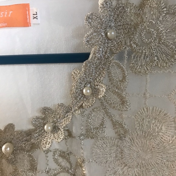 Beautiful detailed top - Picture 5 of 9